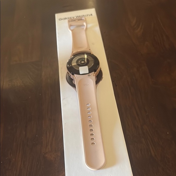 Samsung Galaxy Watch4 - Pink - Picture 3 of 4